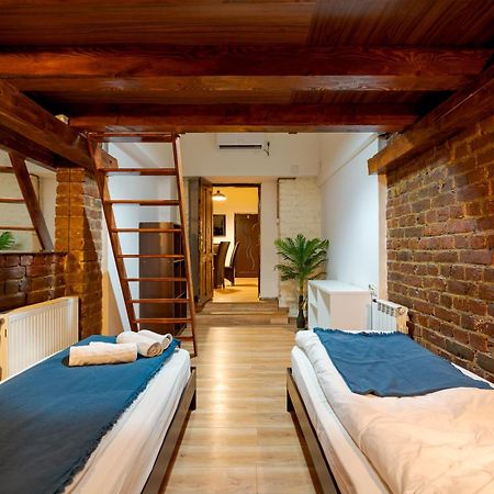 Play Loft Accommodations Bukares Bagian luar foto