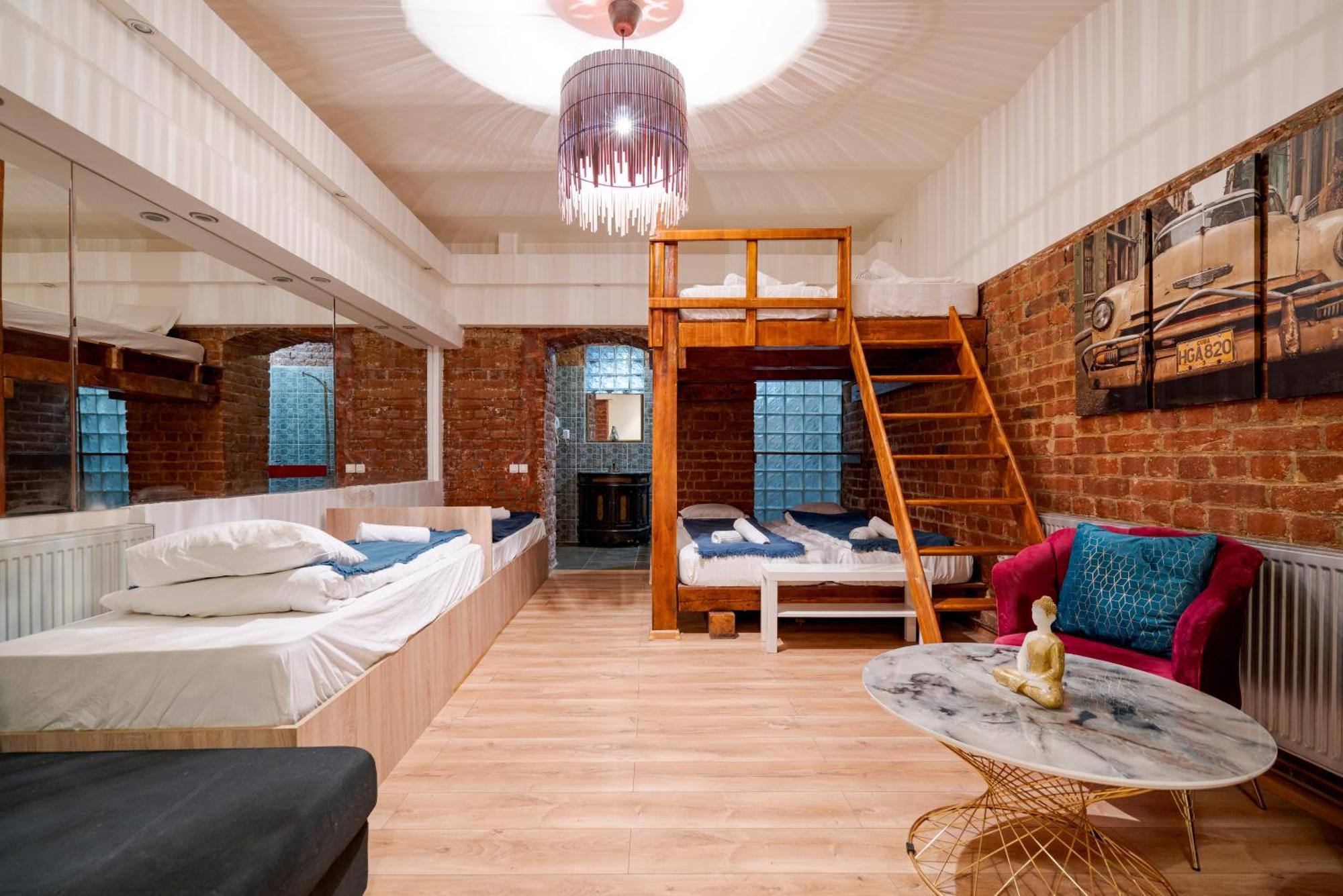 Play Loft Accommodations Bukares Bagian luar foto