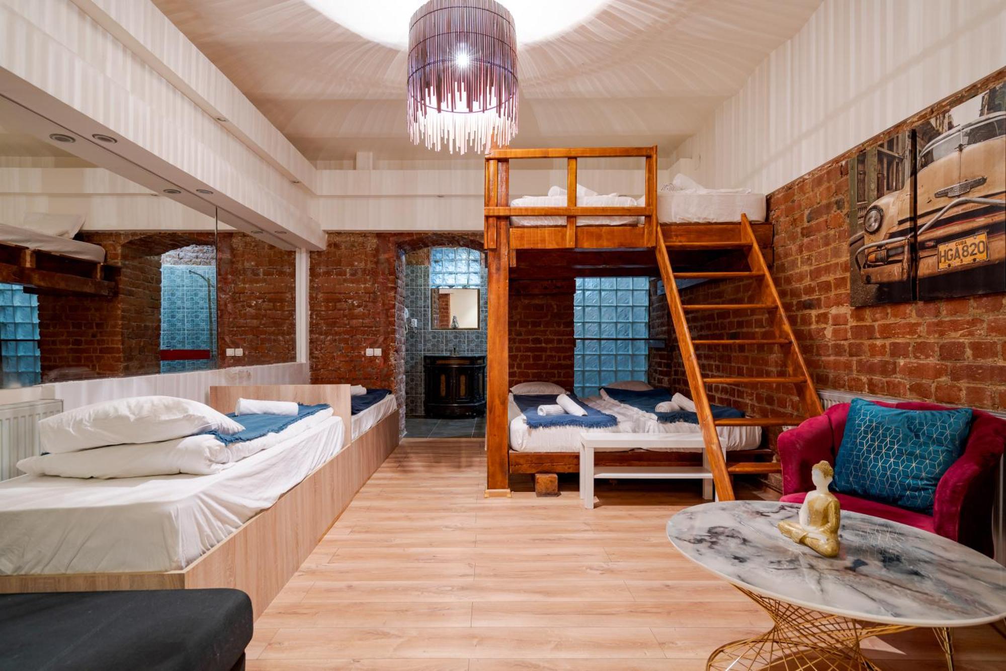 Play Loft Accommodations Bukares Bagian luar foto