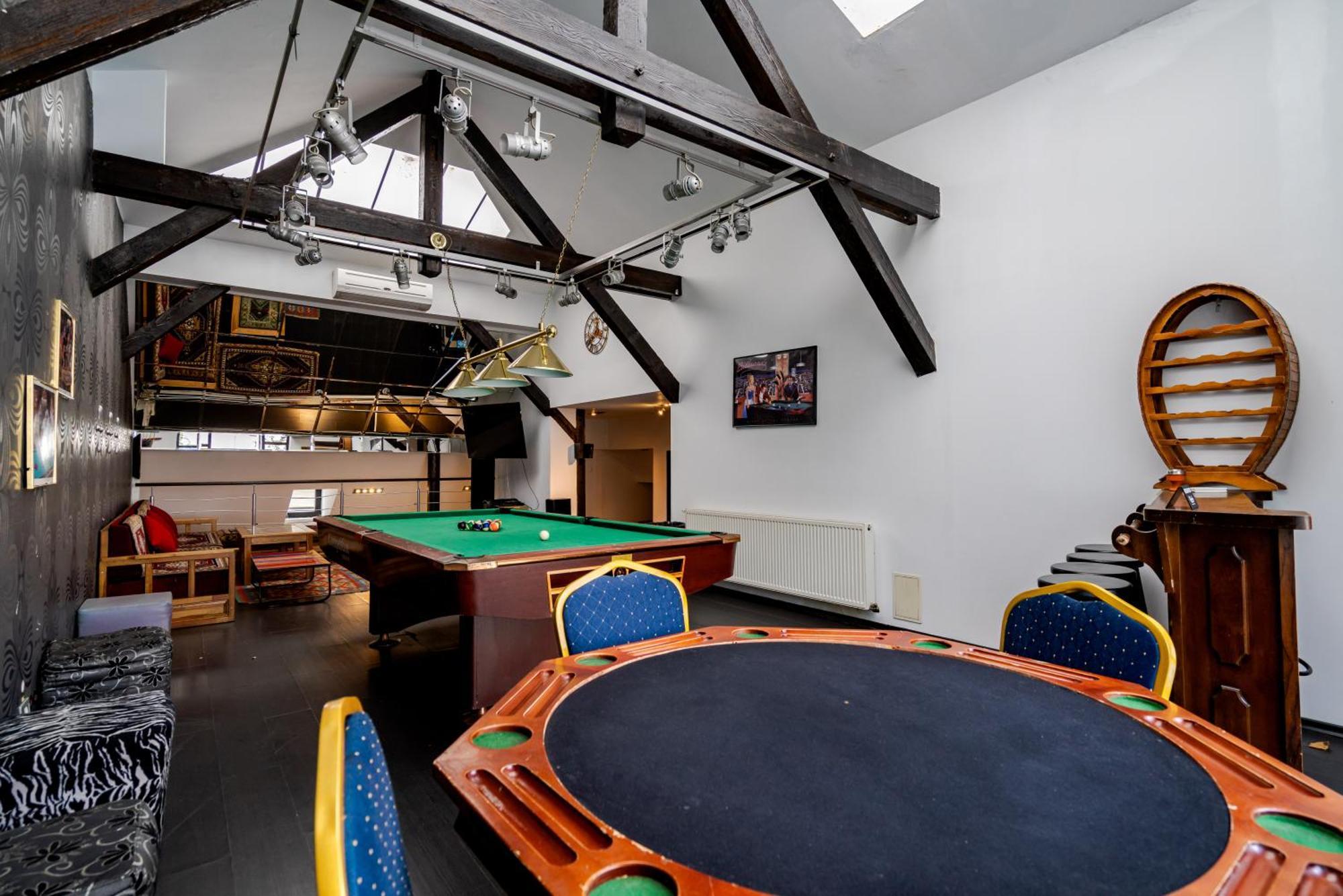 Play Loft Accommodations Bukares Bagian luar foto